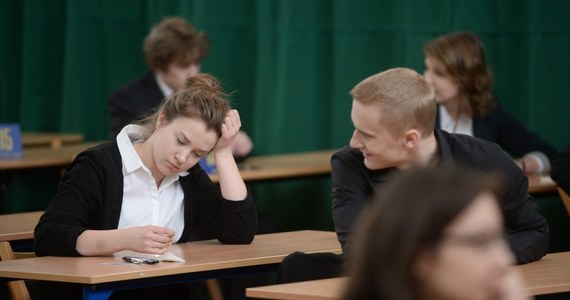 Publikujemy arkusze zadań z egzaminu maturalnego z języka polskiego, który uczniowie zdawali na poziomie podstawowym, oraz propozycje odpowiedzi dla liceów, przygotowane przez ekspertów portalu Interia.pl. Poniedziałek był pierwszym dniem maturalnego maratonu - przed uczniami jeszcze obowiązkowe testy z języka obcego, matematyki i co najmniej jednego wybranego przedmiotu. Przez kolejne dni arkusze i propozycje rozwiązań znajdziecie - jak zwykle - na RMF 24!