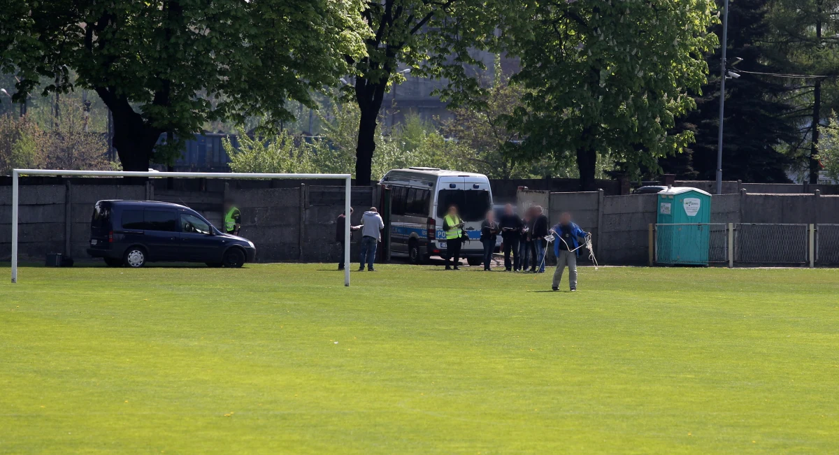​Krwotok i wykrwawienie się były przyczyną śmierci kibica zranionego gumową kulą w Knurowie. Takie są wstępne wyniki przeprowadzonej dziś sekcji zwłok. Opinia w tej sprawie trafiła już do prowadzącej śledztwo prokuratury w Gliwicach.