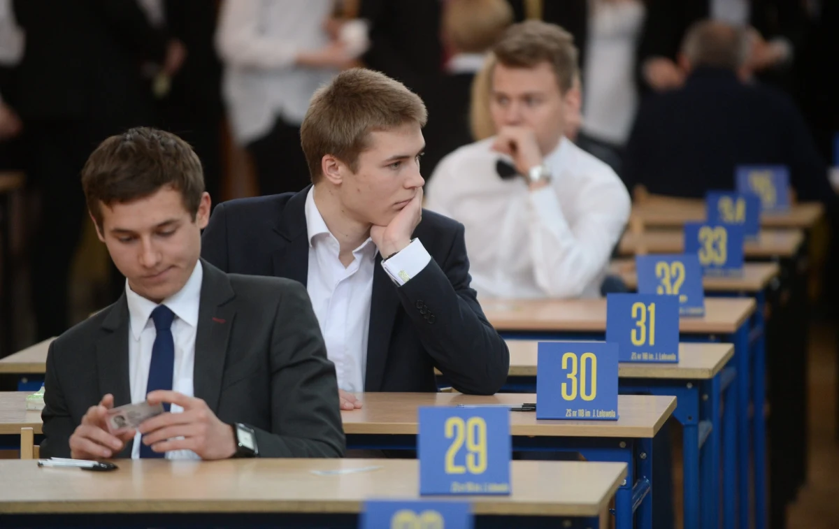 Ponad 300 tysięcy tegorocznych absolwentów liceów ogólnokształcących i techników przystąpiło w poniedziałek do obowiązkowego pisemnego egzaminu z języka polskiego na poziomie podstawowym. Poniżej publikujemy arkusze zadań, z którymi musieli zmierzyć się uczniowie techników, oraz propozycje odpowiedzi, przygotowane przez ekspertów portalu Interia.pl!