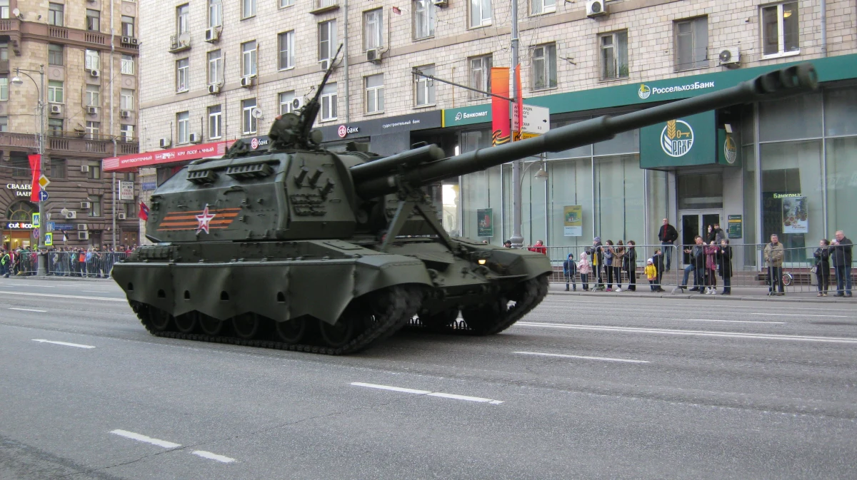 Rosjanie ćwiczą przed defiladą zaplanowaną na 9 maja. Przez centrum Moskwy przejechało ponad 200 czołgów i transporterów. Na trasie przejazdu kolumny wojskowe pojazdy obserwowały tłumy Rosjan.