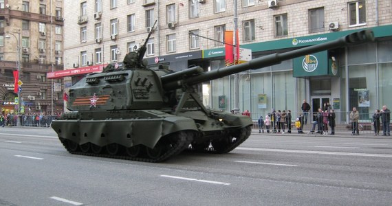 Rosjanie ćwiczą przed defiladą zaplanowaną na 9 maja. Przez centrum Moskwy przejechało ponad 200 czołgów i transporterów. Na trasie przejazdu kolumny wojskowe pojazdy obserwowały tłumy Rosjan.