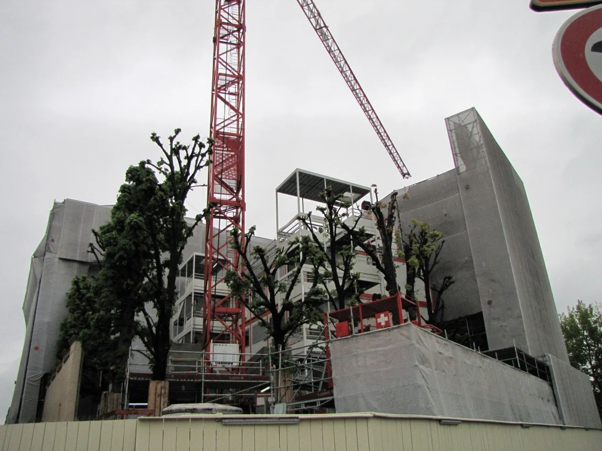 Naprawianie szkód po pożarze sławnego Hotelu Lambert - dawnej paryskiej rezydencji książąt Czartoryskich - będzie trwało jeszcze co najmniej półtora roku - dowiedział się korespondent RMF FM Marek Gładysz. Ten symbol polskości w centrum Paryża został częściowo strawiony przez płomienie blisko dwa lata temu. Od tego czasu zabytek jest otoczony wysokim parkanem i nie wiadomo, co dzieje się w środku. 