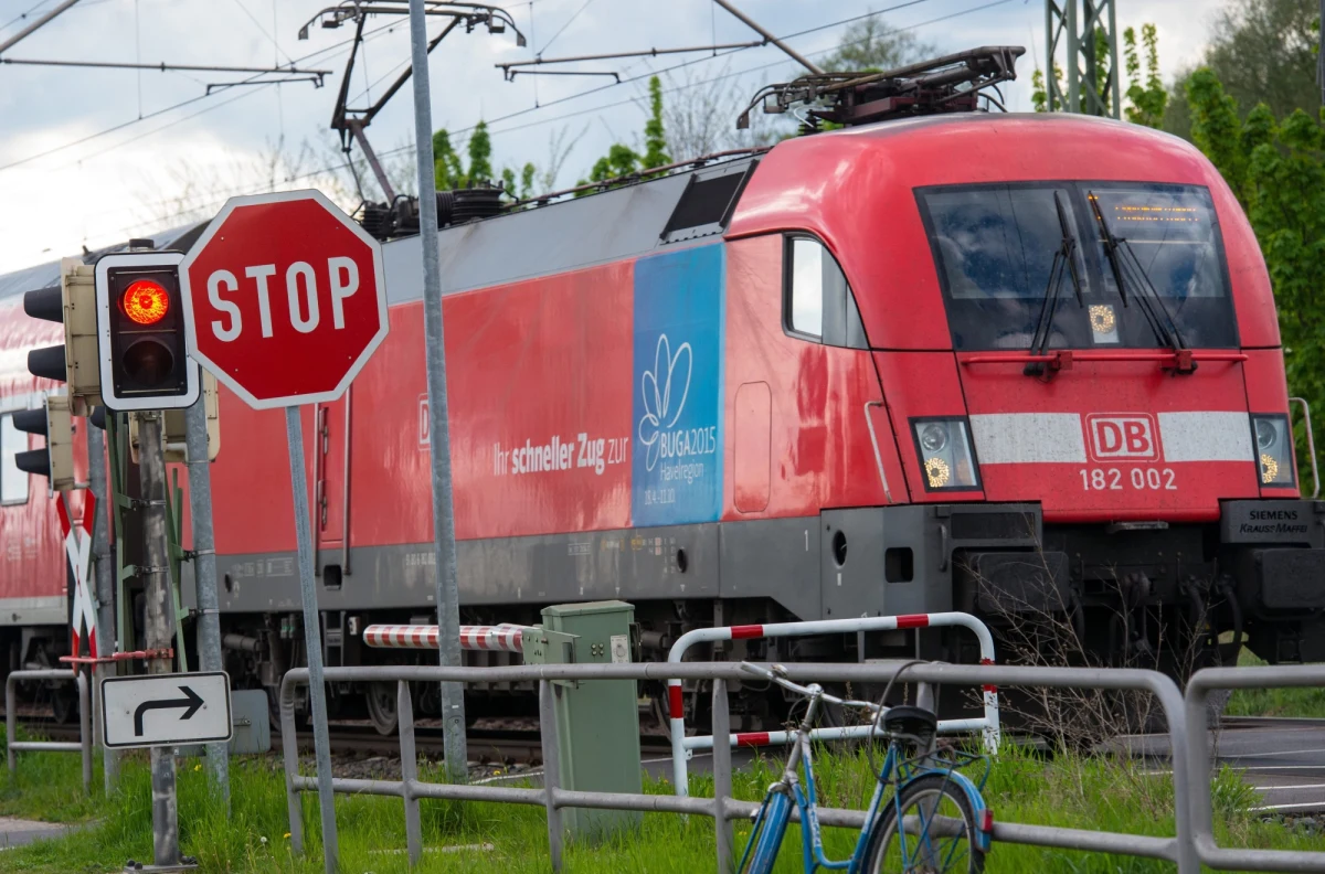 Maszyniści niemieckich pociągów pasażerskich rozpoczęli o godz. 2 w nocy strajk, przyłączając się do protestujących od poniedziałkowego popołudnia maszynistów pociągów towarowych. Strajk ma potrwać do 10 maja. 