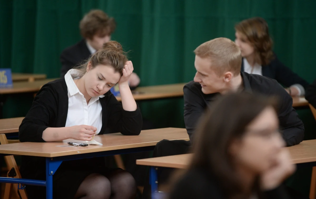 Maturzyści zmierzą się dziś z matematyką. Egzamin z części podstawową rozpocznie się o godzinie 9:00. Na RMF 24 opublikujemy arkusze zadań i propozycje odpowiedzi opracowane przez ekspertów Interii! Za uczniami, którzy kończą licea i technika, pierwszy z testów - pisemny język polski. "Lalka" i "Z legend dawnego Egiptu" Bolesława Prusa, "Dziady, część III" Adama Mickiewicza, "Ziele na kraterze" Melchiora Wańkowicza i wiersz amerykańskiej poetki Elizabeth Bishop - tych utworów dotyczyły tematy. 