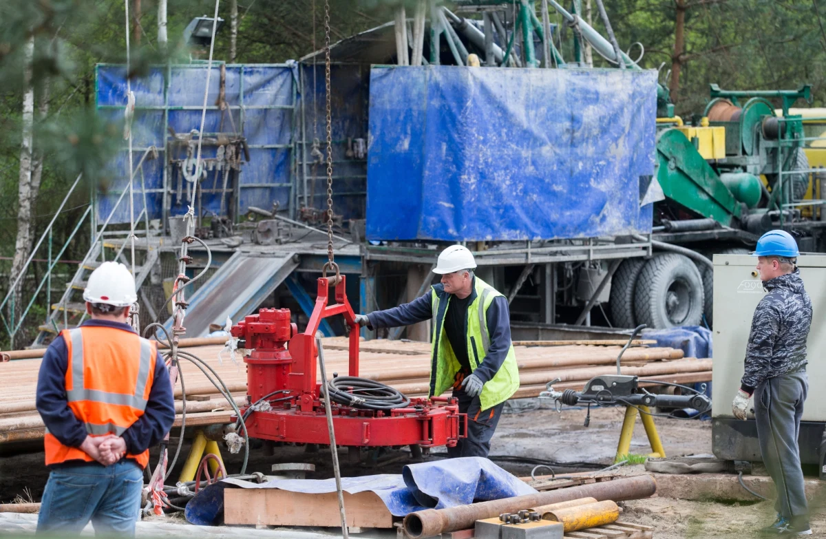 Wiertnica drążąca otwór z powierzchni podczas akcji poszukiwawczej dwóch górników zaginionych 18 kwietnia po wstrząsie w kopalni Wujek przewierciła się do miejsca, gdzie mogą być poszukiwani. Teraz tą drogą jest spuszczona kamera. Niestety, na drodze napotkała na przeszkodę. Mimo to już teraz można dzięki niej zobaczyć rumowisko.
