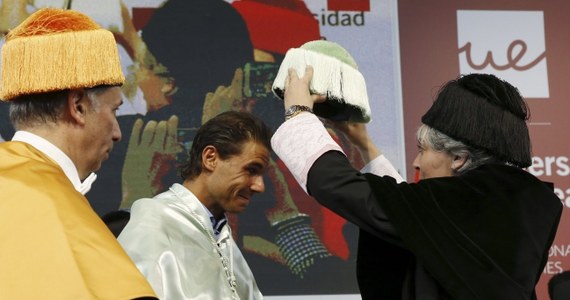 Uniwersytet Europejski w Madrycie przyznał Rafaelowi Nadalowi tytuł doktora honoris causa. W ceremonii nadania wyróżnienia uczestniczyło kilkuset studentów uczelni. "Sukcesy zawdzięczam przede wszystkim rodzinie" - powiedział 28-letni tenisista. 