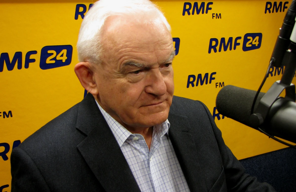 „Gdybym był w podobnej sytuacji, to nawet gdyby mi się kandydatura nie podobała, to bym milczał, żeby nie stwarzać problemów. Moi koledzy znajdują się dzisiaj na innej scenie politycznej niż ja” - mówi w Kontrwywiadzie RMF FM szef SLD Leszek Miller pytany o krytykę kandydatury Magdaleny Ogórek przez Aleksandra Kwaśniewskiego czy Włodzimierza Cimoszewicza. „Szkoda, że mówią to, co mówią. Albo ma się wspólne wspomnienia i zachowuje się dalej elementarne poczucie lojalności, albo nie. Jeżeli im się kandydatura nie podoba, to niech po prostu milczą” – komentuje Miller. Dodaje, że SLD „bezwzględnie” popiera swoją kandydatkę. „Cieszę się, że pani Ogórek przeciwstawia się biegunce antyrosyjskiej, która dotyczy urzędującego prezydenta i polityków prawicowych” – mówi były premier. „Jeżeli Bronisław Komorowski nie przyjdzie dzisiaj na debatę, to znaczy, że chce wymigać się od debaty” – ocenia Miller. Co zrobi SLD przed II turą? „Żadna partia i kandydat nie są właścicielami głosów wyborców” – mówi gość RMF FM. Dodaje, że apele w stylu „przerzucam głosy na Jana Kowalskiego” to jest pogarda dla wyborców. „Wyborcy nie są niewolnikami. W I turze głosują tak, w II inaczej i nikomu nic do tego” – ocenia szef SLD.