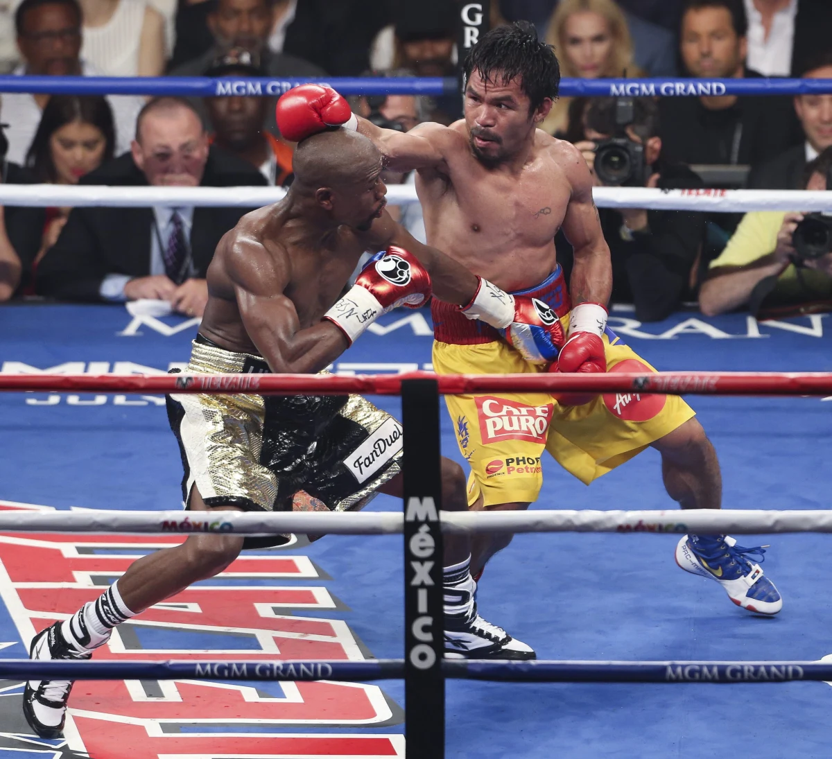 Do internetu wyciekły rzekome karty z punktacją sędziów oceniających pojedynek Filipińczyka Manny Pacquiao z Amerykaninem Floydem Mayweatherem Jr. MailOnline Sport sugeruje na tej podstawie można wnioskować, że sędziowie przyznawali zadawane przez Pacquiao ciosy Mayweatherowi. I na odwrót. 