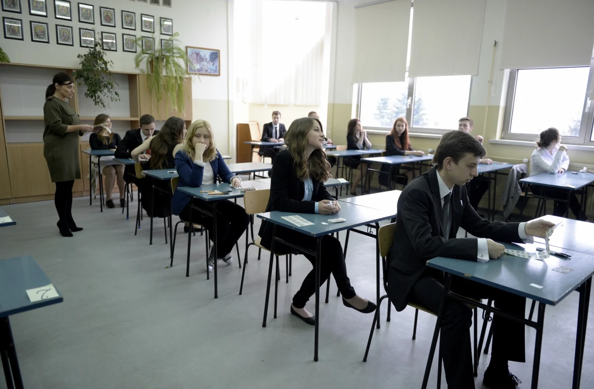 To kolejny, trzeci już dzień maturalnych zmagań. Po egzaminach z j. polskiego i matematyki przyszedł czas na język angielski. Na naszych stronach tradycyjnie już opublikujemy arkusze zadań oraz propozycje odpowiedzi, które opracują dla Was eksperci RMF FM i Interii.