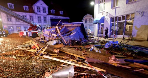 Nawałnica przeszła we wtorek wieczorem nad miasteczkiem Buetzow w niemieckim landzie Meklemburgia-Pomorze Przednie. Według świadków było to tornado. Rannych zostało co najmniej 30 osób. "Zniszczenia są poważne" - poinformowała policja. 