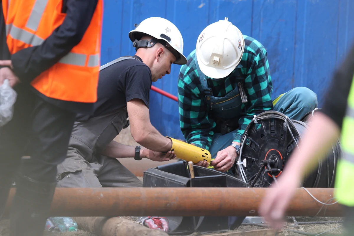 O poranku zbierze się zespół doradczy, który będzie się zastanawiał, jak dalej ma przebiegać akcja ratownicza w kopalni Wujek Ruch Śląsk. Na obrazie, zarejestrowanym wczoraj przez kamerę opuszczoną pod ziemię otworem wydrążonym z powierzchni, nie widać ludzi. Nie udało się też nawiązać kontaktu głosowego z dwoma zaginionymi górnikami.