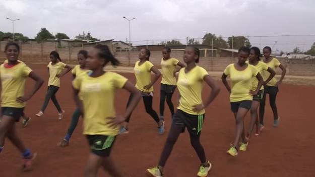 Dla Etiopczyków bieganie to sport narodowy. Większość z nich traktuje je także jako sposób na godną przyszłość. Fundacja Girls Gotta Run funduje młodym dziewczynom z ubogich rodzin stypendia sportowe, dzięki którym mają zapewnioną edukację i start w dorosłość. Stypendium otrzymuje 15 dziewczyn, które dostają buty do biegania i pełnowartościowe posiłki. Zapewnia im się również przyjazne otoczenie, które sprzyja budowaniu wiary we własne możliwości. 


Niestety większość etiopskich dziewczyn dość wcześnie kończy naukę. Powodem takiego stanu rzeczy jest kiepska sytuacja materialna lub bardzo wczesne zamążpójście. Kayla Nolan, dyrektorka fundacji Girls Gotta Run, wyjaśnia, że inwestycja w rozwój sportowy i intelektualny dziewczyn w rzeczywistości dotyczy całej ich rodziny. – One kiedyś będą przecież matkami i obywatelkami , a W Etiopii dużym problemem są przedwczesne ciąże – mówi Kayla. 
