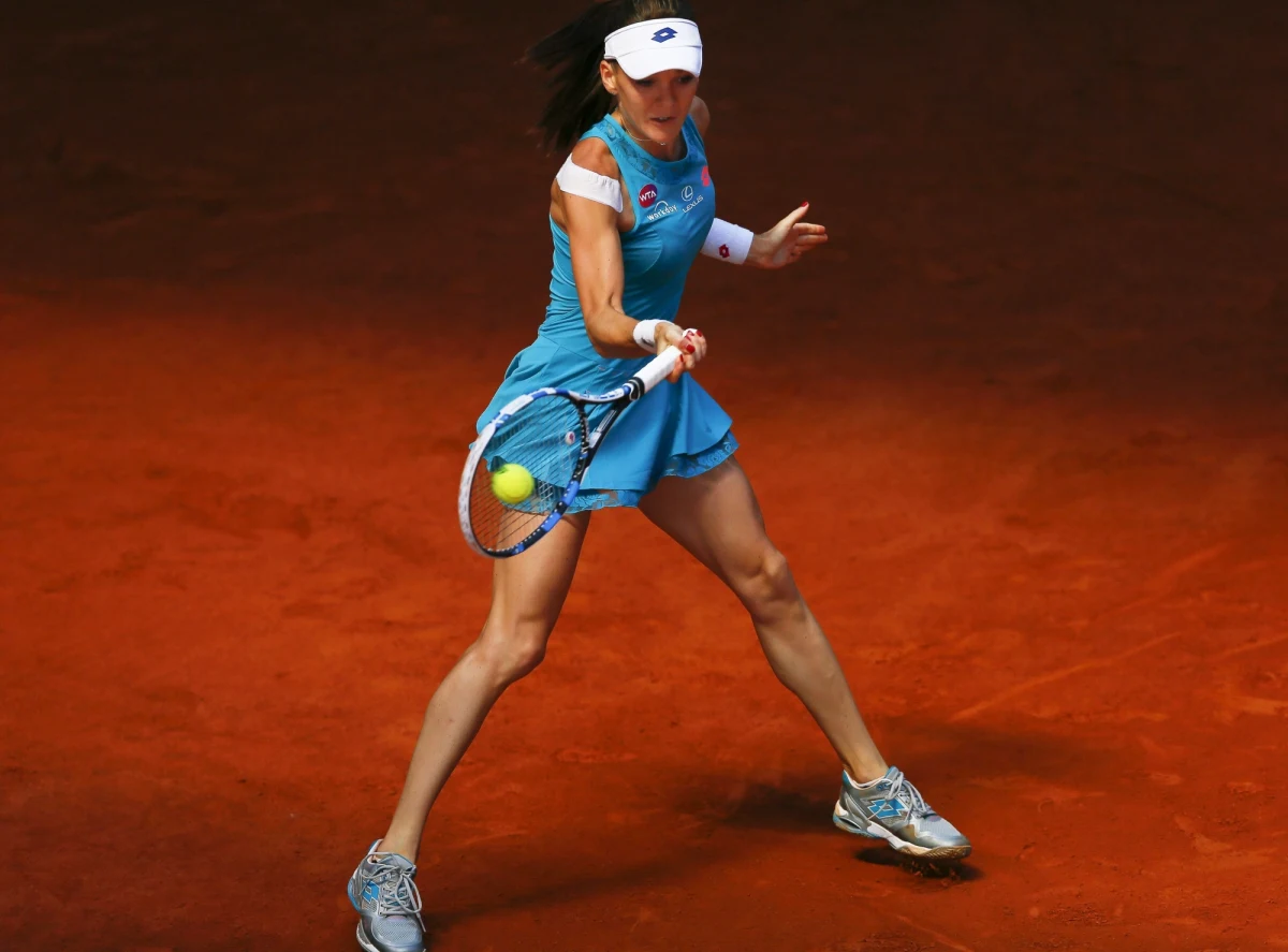Agnieszka Radwańska odpadła w walce o ćwierćfinał turnieju WTA Premier na kortach ziemnych w Madrycie (pula nagród 4,185 mln euro). Polka przegrała 3:6, 2:6 z Dunką polskiego pochodzenia Caroline Wozniacki (nr 5). 