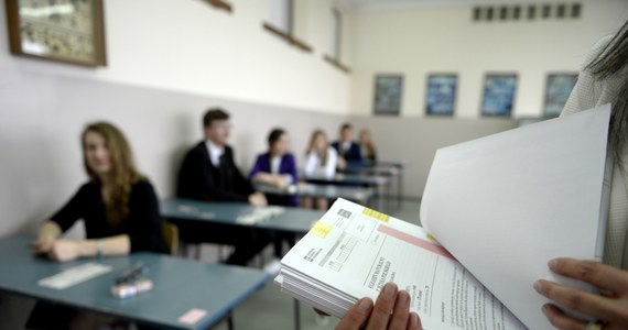 Abiturienci zmierzyli się dziś z językiem polskim na poziomie rozszerzonym. O 14.00 rozpoczął się egzamin z biologii. Na naszych stronach tradycyjnie już opublikujemy arkusze zadań oraz propozycje odpowiedzi, które opracują dla Was eksperci Interii.