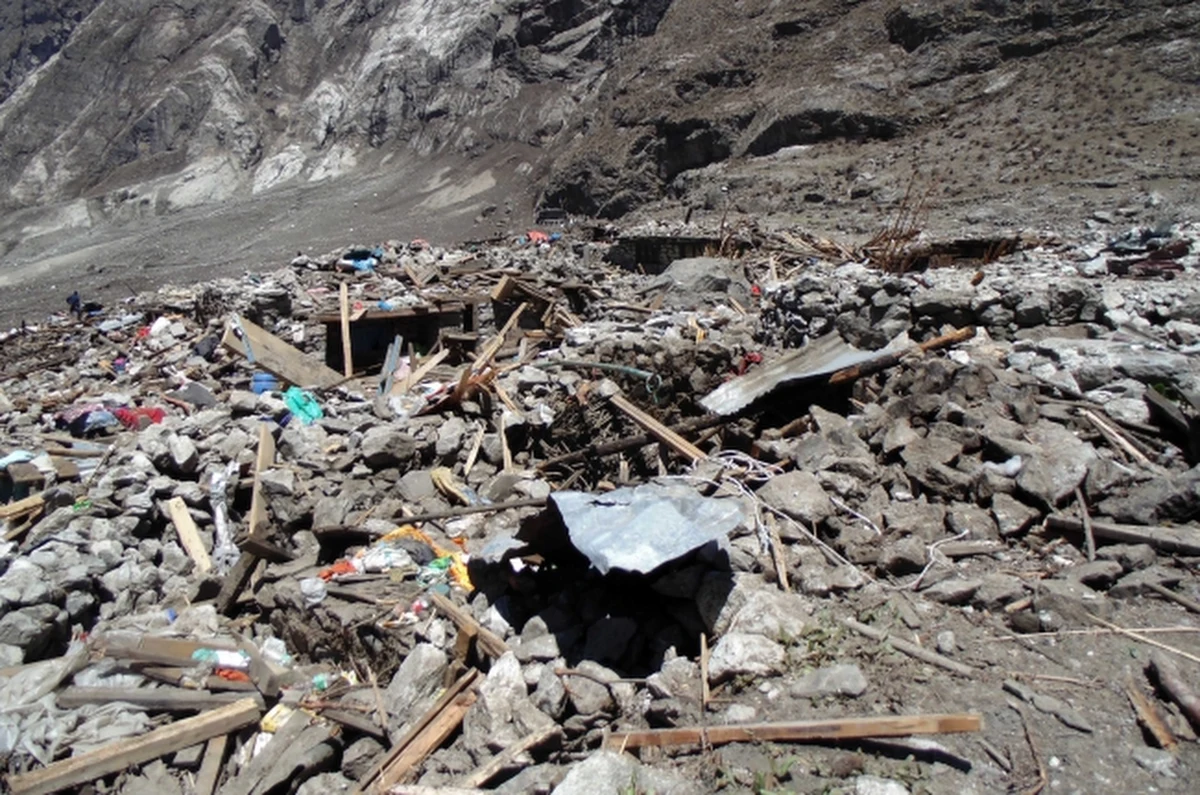 69 polskich strażaków,  którzy brali udział w akcji ratowniczej w dotkniętym trzęsieniem ziemi Nepalu, przyleciało w środę wieczorem do Warszawy. „Wdzięczność była bardzo duża. Koledzy wracali i byli w szoku. Nepalczycy chcieli ich całować po rękach” – wspominał brygadier Wieslaw Drosio, dowódca warszawskiej grupy poszukiwawczej.