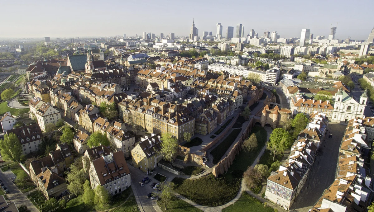 Zamiast kupować biurowce, rząd woli je wynajmować. Same tylko ministerstwa na najem powierzchni biurowych wydały w 2014 r. 16,9 mln zł - informuje "Rzeczpospolita".