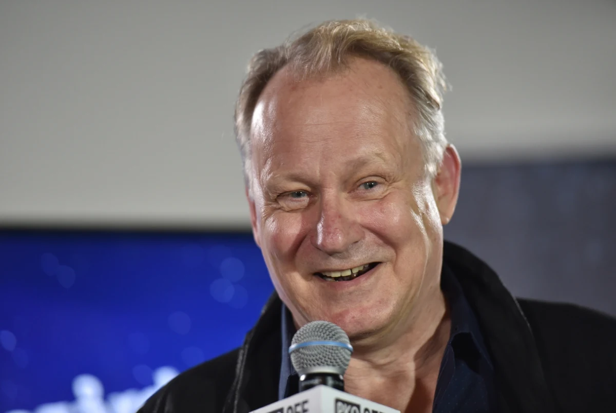 Konsekwentnie idzie pod prąd, od lat promuje kino niezależne i angażuje się w projekty twórców, którzy mówią własnym głosem - Stellan Skarsgård odebrał nagrodę Pod Prąd. Aktor zostawił w Krakowie odcisk dłoni, który stanie się częścią Krakowskiej Alei Filmowej.   