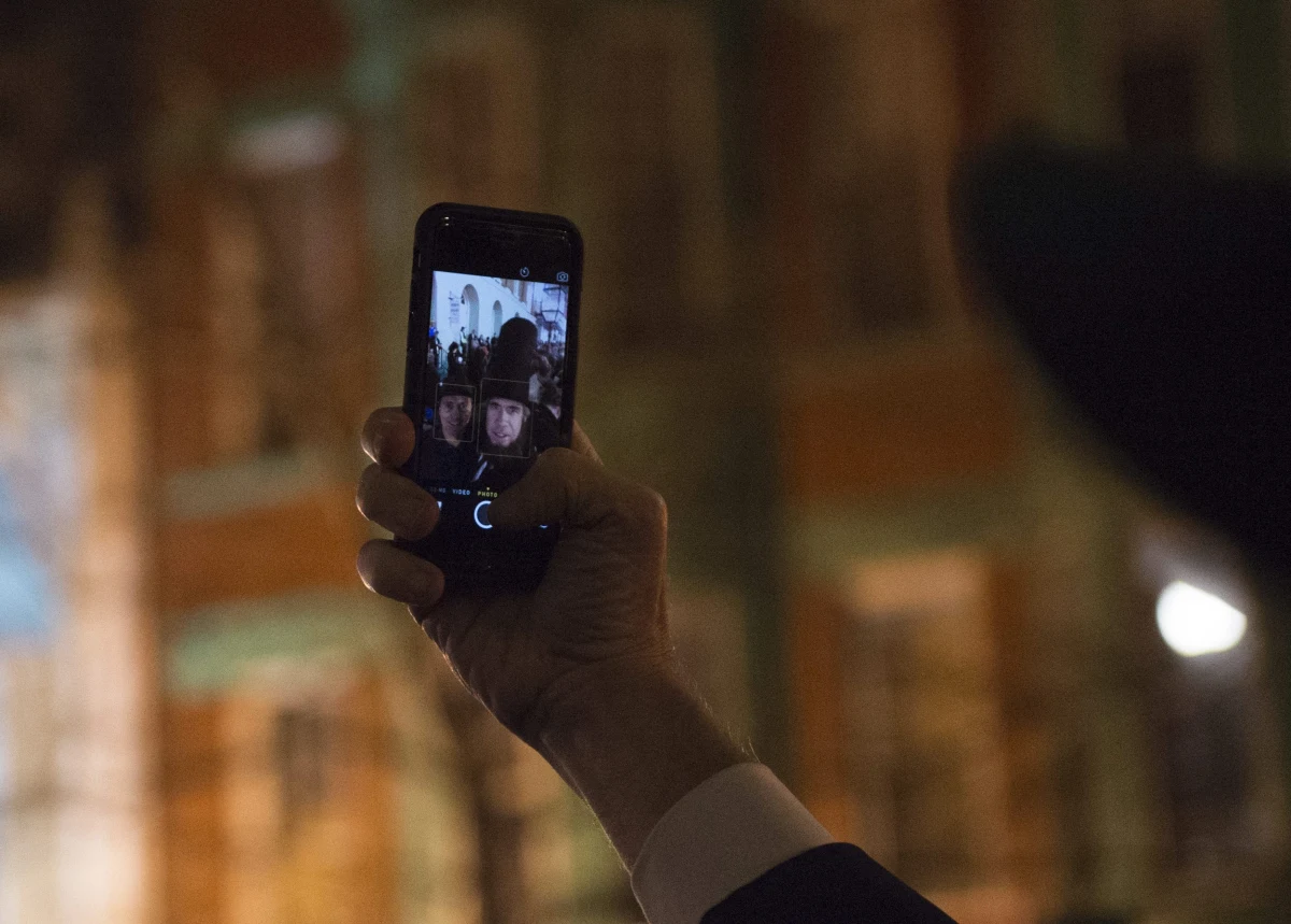 B​rytyjska komisja wyborcza ponowiła apel, aby wyborcy głosujący na przyszłych parlamentarzystów, nie publikowali w internecie zdjęć robionych sobie przy urnach. Za podzielenie się takimi obrazami przewidywana jest kara pół roku więzienia lub wysoka grzywna.