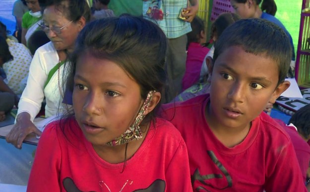 Koczujące w tymczasowych schroniskach maluchy najchętniej rysują domy – swoich już nie mają... Trzęsienie ziemi, które nawiedziło Nepal, pochłonęło tysiące ofiar, a setki tysięcy pozbawiło dachu nad głową. Dzieci, które przeżyły, zmagają się z bolesnymi wspomnieniami. Widziały, jak ich dotychczasowe życie wali się w gruzy, śmierć swoich bliskich, sąsiadów i znajomych. Będą potrzebowały psychologicznego wsparcia jeszcze przez długie miesiące. Skuteczna pomoc nepalskim dzieciom będzie wielkim wyzwaniem zarówno dla rządu tego kraju, jak i dla międzynarodowej społeczności.
