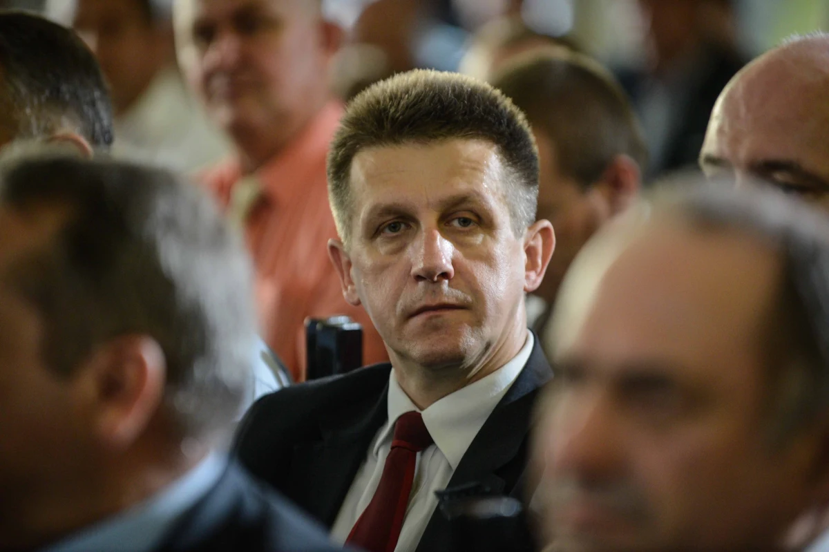 Szef klubu parlamentarnego PSL nie zaprzecza, że doszło do spotkania z wiceszefem policji Mirosławem Schosslerem, ale jednocześnie idzie w zaparte i nie chce komentować sprawy, zasłaniając się niepamięcią. Jak ujawnili nasi dziennikarze, Jan Bury miał wykorzystać policję do rozgrywki politycznej po rozpadzie koalicyjnej większości w podkarpackim sejmiku wojewódzkim. Poseł PSL na nieformalnym spotkaniu przekazał wicekomendantowi policji informacje o przepływach finansowych w firmie należącej do konkurenta politycznego. "Spotkanie w hotelu to błąd" - komentuje Marek Biernacki z PO.