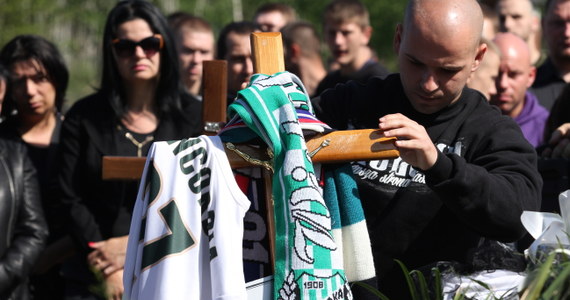 W Knurowie został pochowany kibic, który zginął w sobotę na stadionie raniony gumową policyjną kulą. Zgodnie z zapowiedziami na uroczystości przyjechały setki kibiców z wielu miast. 