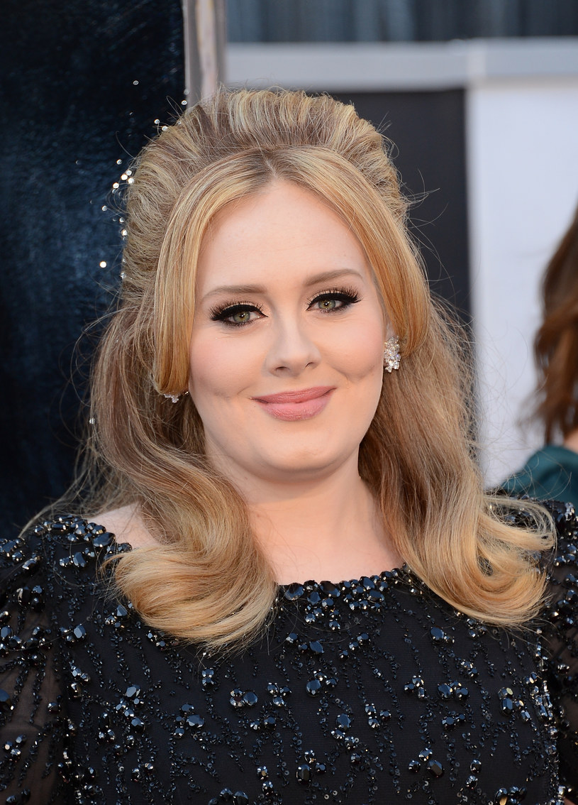 Brytyjska wokalistka Adele najwidoczniej pozazdrościła polskim gwiazdom udziału w programie "Twoja twarz brzmi znajomo" i postanowiła również wcielić się w innego wykonawcę. Padło na George'a Michaela. 