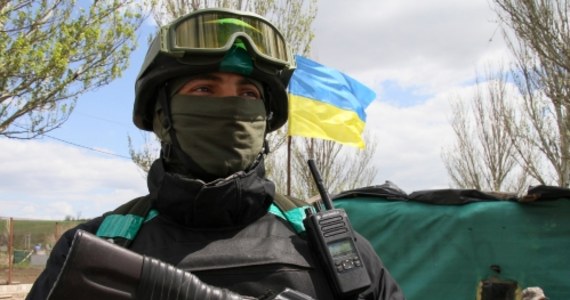 Stany Zjednoczone widzą oznaki, które mogą świadczyć o przygotowaniach prorosyjskich separatystów do ataku na ukraińskie siły rządowe - oświadczył ambasador USA w Kijowie Geoffrey Pyatt. OBWE podała natomiast, że w Donbasie, gdzie formalnie obowiązuje zawieszenie broni, wbrew porozumieniom pokojowym z Mińska użyto zakazanych wyrzutni rakietowych Grad.
