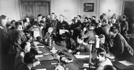 70 lat temu Niemcy podpisały bezwarunkową kapitulację, która kończyła trwającą od 1 września 1939 r. wojnę w Europie. Istnieją dwie oficjalne daty tego historycznego wydarzenia - 8 maja w państwach zachodnich i 9 maja w Rosji (a wcześniej w ZSRS i państwach bloku sowieckiego). 