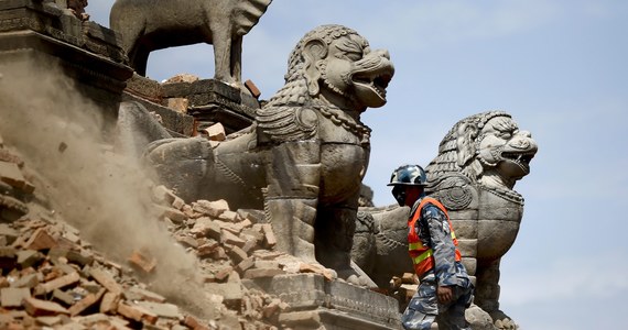 Potężne trzęsienie ziemi, które pod koniec kwietnia nawiedziło Nepal zniszczyło wiele cennych zabytków, w tym budowle wpisane na Listę Światowego Dziedzictwa UNESCO. Część z nich zmieniło się w ruiny. Jak mówi w rozmowie z RMF FM profesor Piotr Krasny z Instytutu Historii Sztuki Uniwersytetu Jagiellońskiego, jest szansa, że zabytki zostaną odbudowane. "Żeby taka rekonstrukcja była uprawniona, to zabytek musiał ulec zniszczeniu w sposób gwałtowny" - wymienia ekspert i zaznacza, że jeśli zrujnowane zabytki zostaną wpisane na listę światowego dziedzictwa kultury w niebezpieczeństwie, to kwestia ich odbudowy jest sprawą całej ludzkości.