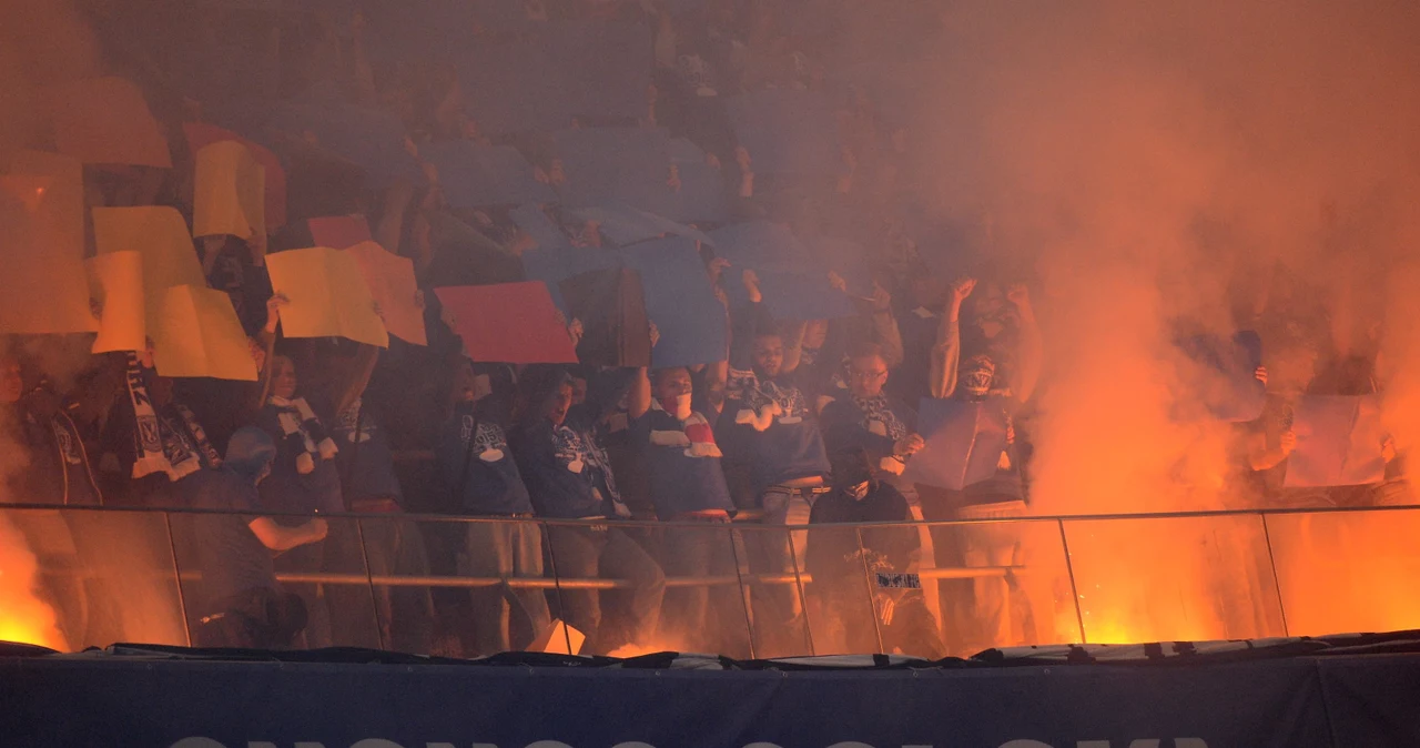 Kibice Lecha Poznań odpalili race podczas meczu z Legią w finale PP