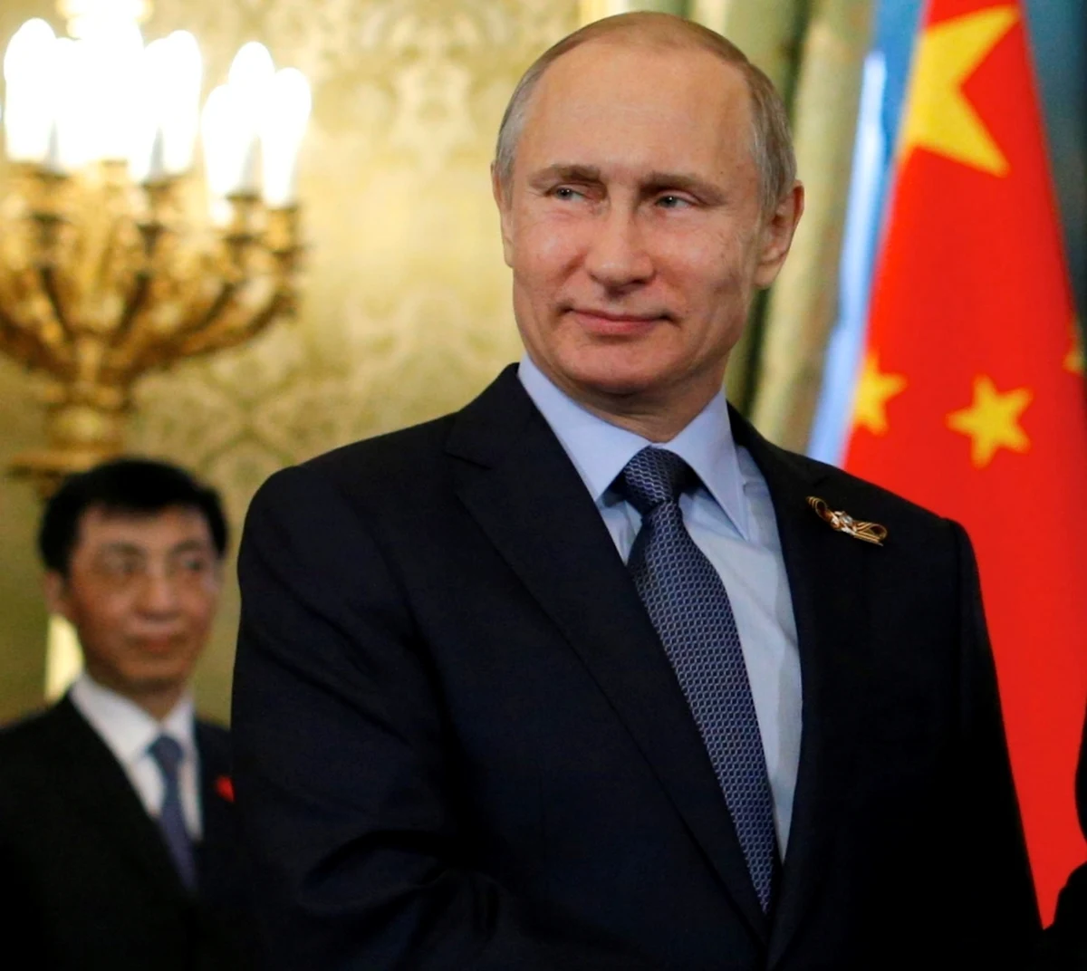 "Dzisiaj - niestety - często mamy do czynienia z próbami upolityczniania wyników II wojny światowej, z próbami pisania jej od nowa. Trzeba uczynić wszystko, aby ocalić historyczną spuściznę Zwycięstwa, nie dopuścić do odrodzenia nazistowskiej ideologii, a także rasowej i religijnej nietolerancji" - oświadczył prezydent Rosji Władimir Putin podczas szczytu poradzieckiej Wspólnoty Niepodległych Państw. Dodał, że głównym celem uroczystości upamiętniających 70. rocznicę zwycięstwa nad hitlerowskimi Niemcami jest "przypomnienie o kluczowym wkładzie narodów Związku Radzieckiego w rozgromienie wroga, w uchronienie Europy i całego świata od faszystowskiego panowania". 