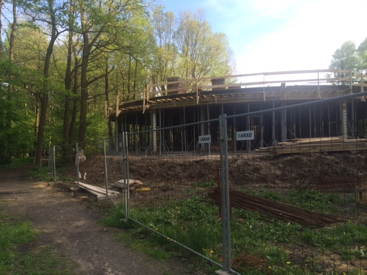 Nie dla biurowców na Muchowcu - pod takim hasłem mieszkańcy Katowic protestują przeciwko budowie kompleksu trzech biurowców w Dolinie Trzech Stawów, w pobliżu lotniska Muchowiec i praktycznie w leśnym parku. Dziś do godziny 20 będą zbierać podpisy przeciwko tej inwestycji. 