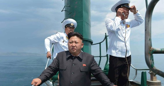 Korea Północna przeprowadziła pomyślnie test nowej rakiety balistycznej, wystrzelonej z okrętu podwodnego - podała północnokoreańska agencja prasowa KCNA.  Próbę osobiście obserwował przywódca kraju, Kim Dzong Un.  