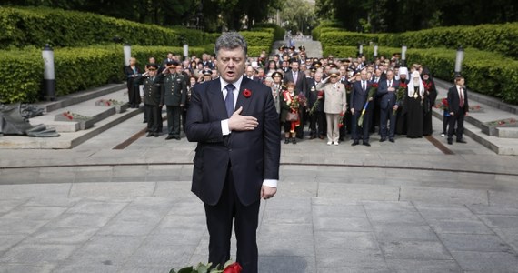 "Ukrainę popiera cały świat. Jednym z przejawów tego poparcia jest szeroki bojkot międzynarodowy dzisiejszej parady na Placu Czerwonym w Moskwie" - powiedział podczas uroczystości z okazji Dnia Zwycięstwa w Muzeum Wielkiej Wojny Ojczyźnianej w Kijowie prezydent Ukrainy Petro Poroszenko.  Podkreślił, że Ukraina już nigdy nie będzie świętowała zwycięstwa nad nazizmem według pisanych w Rosji scenariuszy, które przewidują "zimnokrwiste wykorzystywanie Dnia Zwycięstwa dla wywyższania ekspansjonistycznej polityki wobec sąsiadów, by utrzymać ich w swojej orbicie wpływów i by odrodzić imperium".