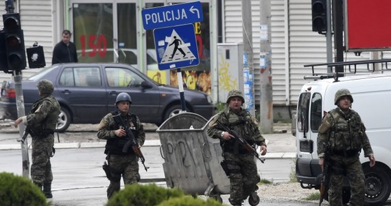 Pięciu policjantów zginęło, a kilkudziesięciu zostało rannych podczas trwającej całą sobotę wymiany ognia w albańskiej dzielnicy miasta Kumanowo na północy Macedonii. Wcześniej policja oskarżyła "zbrojną grupę z sąsiedniego kraju" o planowanie ataku terrorystycznego. 