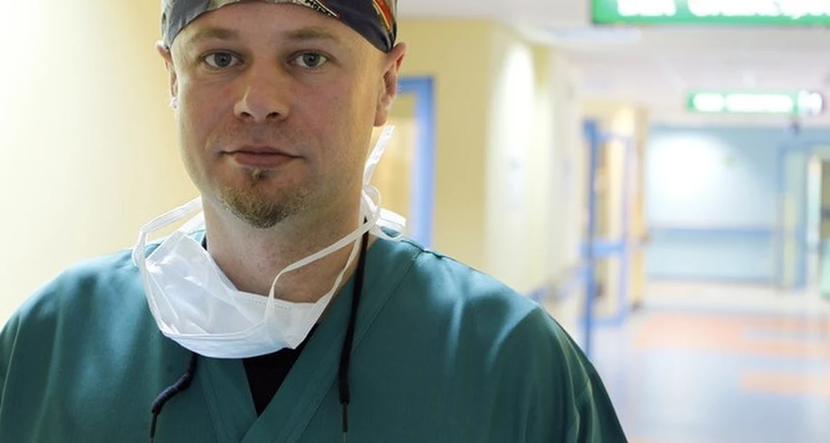 "Pewnie szereg emocji temu towarzyszył, obawa i lęk, jeżeli był, to był gdzieś na końcu" - mówi Gość Krzysztofa Ziemca w RMF FM, lekarz, chirurg onkologiczny z Centrum Onkologii w Gliwicach, prof. Adam Maciejewski. Prof. Maciejewski wraz z zespołem dokonali pierwszego na świecie ratującego życie przeszczepu twarzy, a ostatnio przeszczepu narządów szyi. "W przypadku pierwszego przeszczepu twarzy ze wskazań życiowych to nie była kwestia etyki, tylko kwestia ratowania życia. Podobnie w drugim przypadku, a teraz u chorego przy przeszczepie tych złożonych struktur szyi" - mówi profesor. "Chory i tak był osobą niepełnosprawną w szerokim tego słowa znaczeniu. Nasza procedura mogła mu jedynie pomóc, nie mogła mu zaszkodzić" - dodaje. Pytany o stres odpowiada: "Przez wiele lat w pracy mieliśmy okazję przechodzić różne sytuacje stresowe, kryzysowe, trudne i w pewnym stopniu się uodporniliśmy". "Mam nadzieję, że dalej będziemy kwalifikować i będziemy mieli dostęp do takich biorców, jakich mieliśmy, o tak silnej psychice i którzy potrafili sobie, jak do tej pory, z tym wszystkim poradzić" - zaznacza Maciejewski.