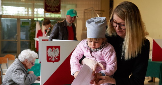 Od godz. 7 do 21 w Polsce trwają wybory prezydenckie. O najwyższy urząd w państwie ubiega się 11 kandydatów. Do godz. 17 frekwencja wynosiła 34,41 proc. Kilka incydentów zgłoszono Państwowej Komisji Wyborczej. 