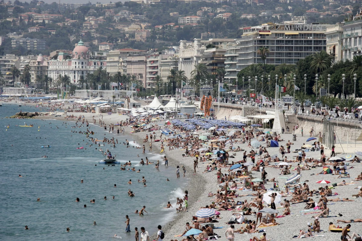 Rekordowa liczba chińskich turystów na Francuskiej Riwierze. Największa w historii Europy wycieczka z Państwa Środka - licząca ponad 5400 pracowników chińskiej firmy spożywczo-kosmetycznej - sparaliżowała Niceę i inne sławne kurorty Lazurowego Wybrzeża.
