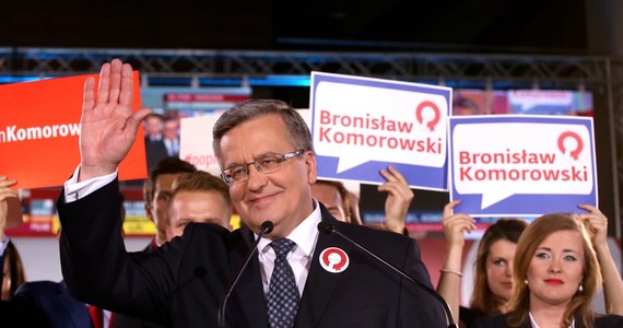 "To poważne ostrzeżenie dla całego, szeroko rozumianego obozu władzy" - podkreślił prezydent Bronisław Komorowski, odnosząc się do sondażowych wyników I tury wyborów prezydenckich, w których zajmuje drugie miejsce po kandydacie PiS Andrzeju Dudzie. Prezydent uzyskał 32,2 proc. głosów. Komorowski wezwał również Andrzeja Dudę do debaty.