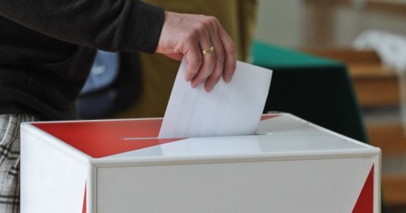 Oficjalne wyniki wyborów prezydenckich mogą być znane w poniedziałek wieczorem - zapowiedział wiceszef PKW Sylwester Marciniak. Zastrzegł, że zależy to od tego, kiedy do PKW wpłyną protokoły z głosowania. PKW nie będzie natomiast podawać nieoficjalnych, cząstkowych wyników wyborów. 