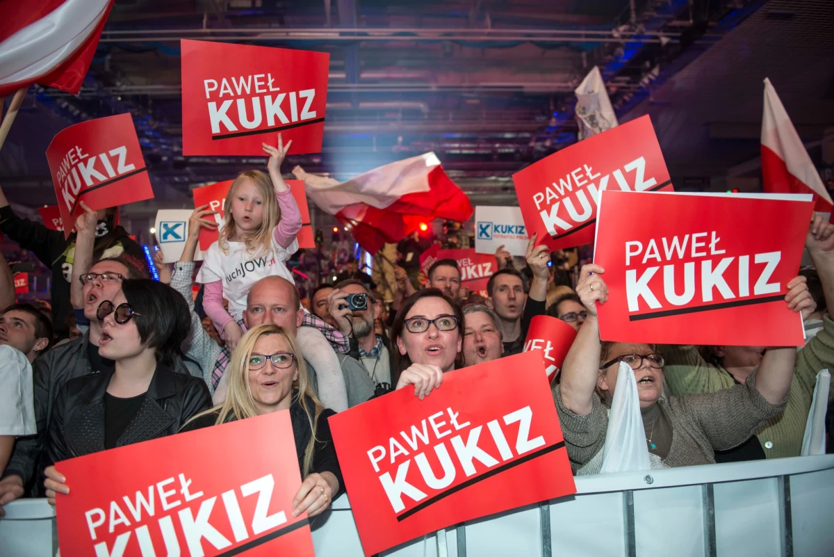 "Licytacja o głosy wyborców Pawła Kukiza już się rozpoczęła, wśród nich są zarówno przyszli wyborcy Komorowskiego, którzy pokazali "żółtą kartkę" rządzącym, jak i przeciwnicy władzy, którzy poprą Dudę" - tak pierwsze sondażowe wyniki skomentował socjolog dr Jarosław Flis. Według sondażu Ipsos, w drugiej turze wyborów zmierzą się kandydat PiS Andrzej Duda i popierany przez PO prezydent Bronisław Komorowski. Trzeci wynik uzyskał Paweł Kukiz.