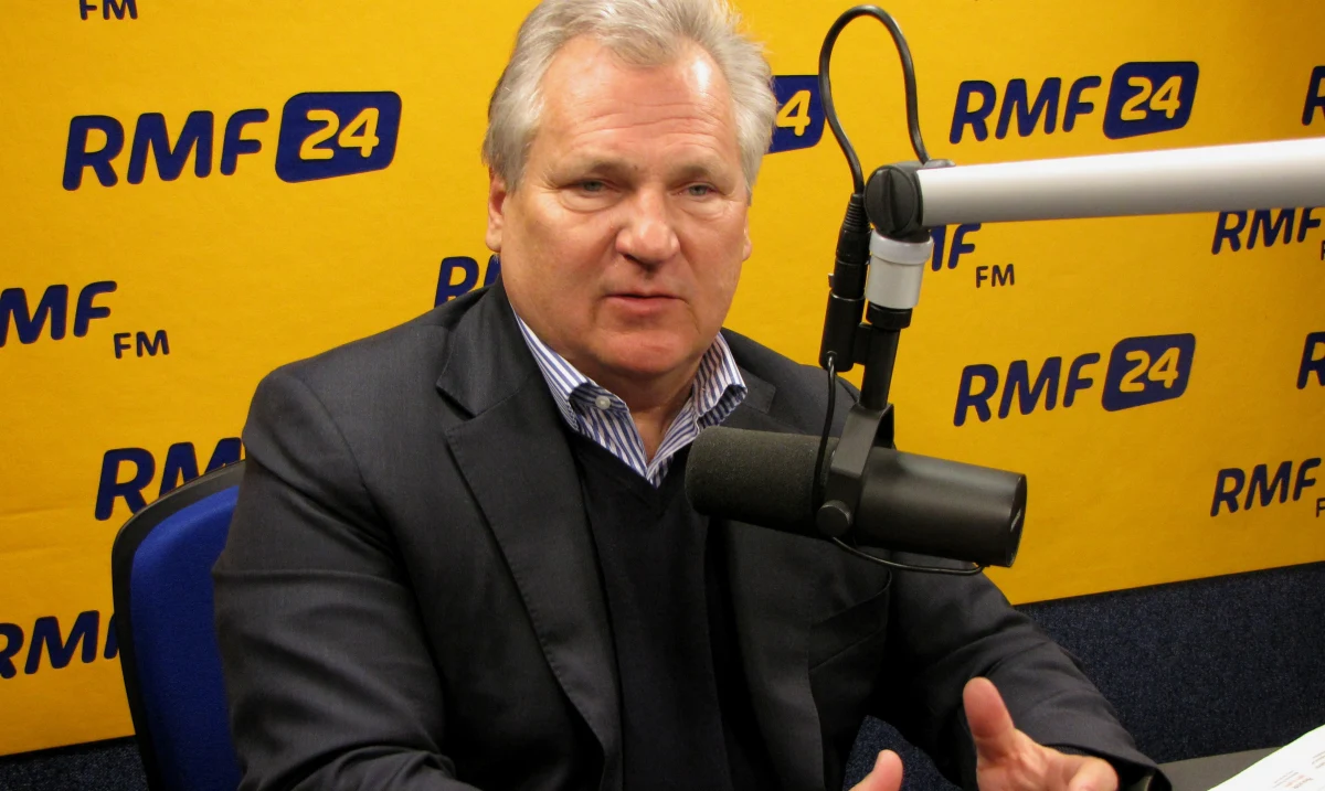 "Bardzo mi smutno. Tu stało się bardzo źle. Takiego wyniku SLD nigdy nie miało. Jest blisko miejsca, które nazywa się dnem" - mówi w Kontrwywiadzie RMF FM, o wyniku Magdaleny Ogórek, były prezydent Aleksander Kwaśniewski. "Ten pomysł ani nie zmobilizował elektoratu, ani nie pomógł w zbudowaniu pozycji SLD. Pokazał partię jako niepoważną. Jeżeli Ogórek to była decyzja Millera, to powinien ponieść odpowiedzialność. Jeżeli nie jego, to niech wskaże tego, kto wprowadził Sojusz w maliny" - ocenia były prezydent. Wynik Komorowskiego? "Nie było takich sondaży, które dawałyby powody, żeby oczekiwać aż takiej niespodzianki" - odpowiada Kwaśniewski. Dodaje, że największym problemem urzędującego prezydenta będzie, by w debacie z Andrzejem Dudą powściągnąć poczucie wyższości. "Komorowski musi potraktować Dudę podczas debaty jak poważnego przeciwnika, który już pokazał pazury" - ocenia gość RMF FM. "Wielu wyborców mówiło, że w I turze będzie żółta kartka. Po żółtej kartce czasami jest wygrany mecz, a czasami przychodzi czerwona i się mecz kończy przed czasem" - mówi Kwaśniewski. Były prezydent pytany o to, na kogo zagłosuje w II turze odpowiada: "Jako prosty wyborca uważam, że na tym etapie doświadczenie i kontakty Komorowskiego to jest kapitał. Duda musiałby to zbierać". "Wszyscy mówili, że kampania jest nudna. No to teraz będziemy mieli najbardziej pasjonujące 2 tygodnie" - ocenia. 