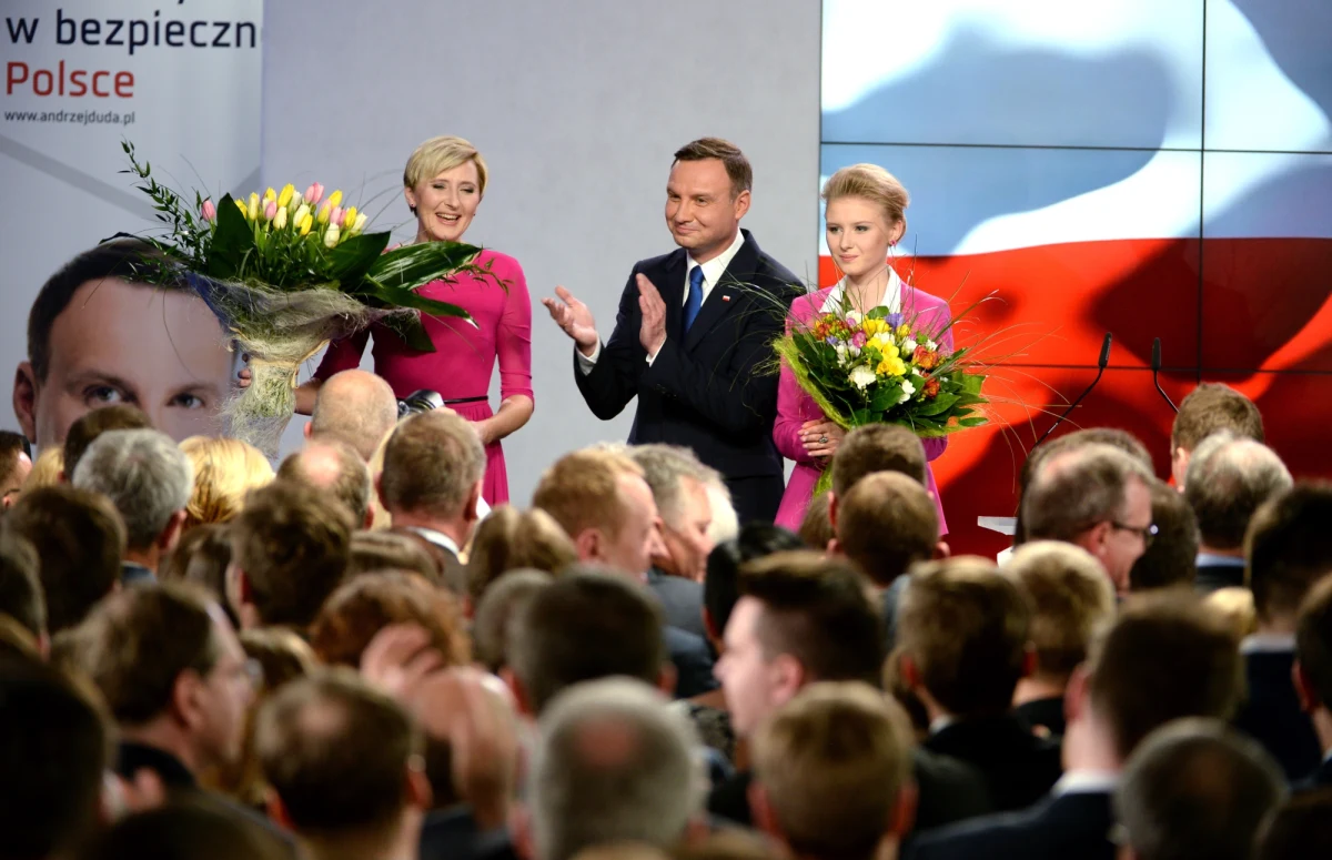 "Populistyczną niespodzianką" nazywa dziennik "Corriere della Sera" sukces Andrzeja Dudy w pierwszej turze wyborów prezydenckich w Polsce . Proeuropejski prezydent Bronisław Komorowski ryzykuje porażkę - ocenia włoska gazeta.