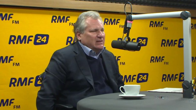 "Bardzo mi smutno. Tu stało się bardzo źle. Takiego wyniku SLD nigdy nie miało. Jest blisko miejsca, które nazywa się dnem" - mówi w Kontrwywiadzie RMF FM, o wyniku Magdaleny Ogórek, były prezydent Aleksander Kwaśniewski. "Ten pomysł ani nie zmobilizował elektoratu, ani nie pomógł w zbudowaniu pozycji SLD. Pokazał partię jako niepoważną. Jeżeli Ogórek to była decyzja Millera, to powinien ponieść odpowiedzialność. Jeżeli nie jego, to niech wskaże tego, kto wprowadził Sojusz w maliny" - ocenia były prezydent. Wynik Komorowskiego? "Nie było takich sondaży, które dawałyby powody, żeby oczekiwać aż takiej niespodzianki" - odpowiada Kwaśniewski. Dodaje, że największym problemem urzędującego prezydenta będzie, by w debacie z Andrzejem Dudą powściągnąć poczucie wyższości. "Komorowski musi potraktować Dudę podczas debaty jak poważnego przeciwnika, który już pokazał pazury" - ocenia gość RMF FM. "Wielu wyborców mówiło, że w I turze będzie żółta kartka. Po żółtej kartce czasami jest wygrany mecz, a czasami przychodzi czerwona i się mecz kończy przed czasem" - mówi Kwaśniewski. Były prezydent pytany o to, na kogo zagłosuje w II turze odpowiada: "Jako prosty wyborca uważam, że na tym etapie doświadczenie i kontakty Komorowskiego to jest kapitał. Duda musiałby to zbierać". "Wszyscy mówili, że kampania jest nudna. No to teraz będziemy mieli najbardziej pasjonujące 2 tygodnie" - ocenia.