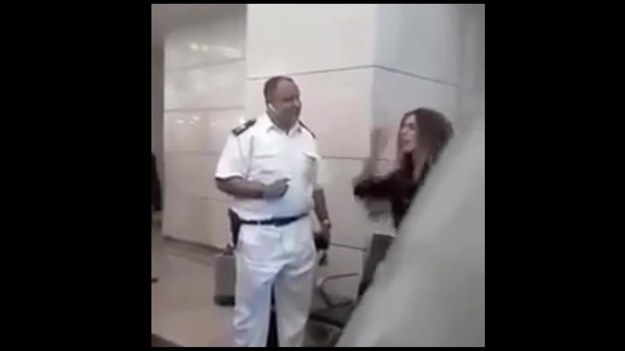 To dość dziwne wideo zostało zakręcone na lotnisku w Kairze. Rozwścieczona kobieta, dowiedziawszy się o opóźnieniu lotu, zaatakowała policjanta. Lokalne źródła donoszą, że awanturująca się kobieta jest 40-letnią córką egipskiego milionera. Krzycząc na oficera policji, wciąż podkreślała, że ten nie wie, z kim ma do czynienia. 