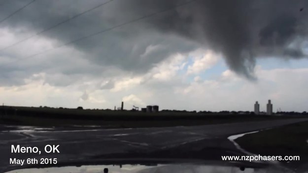 Nad miastem Meno w Oklahimie zawisły ciemne chmury i to dosłownie! Autor filmiku zarejestrował potężne tornado, które nawiedziło tę część Stanów Zjednoczonych. Żywioł spowodował ogromne straty; aż 12 osób zostało rannych. 