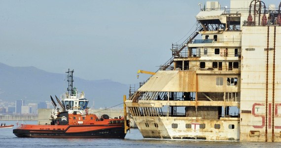 Lżejszy o prawie 6 tysięcy ton wrak statku Costa Concordia wyruszył w ostatnią drogę i jest holowany do doku portu w Genui, gdzie zostanie rozebrany. Gigantyczny wycieczkowiec znajduje się około trzech mil od brzegu, a do pokonania ma dziesięć mil. 