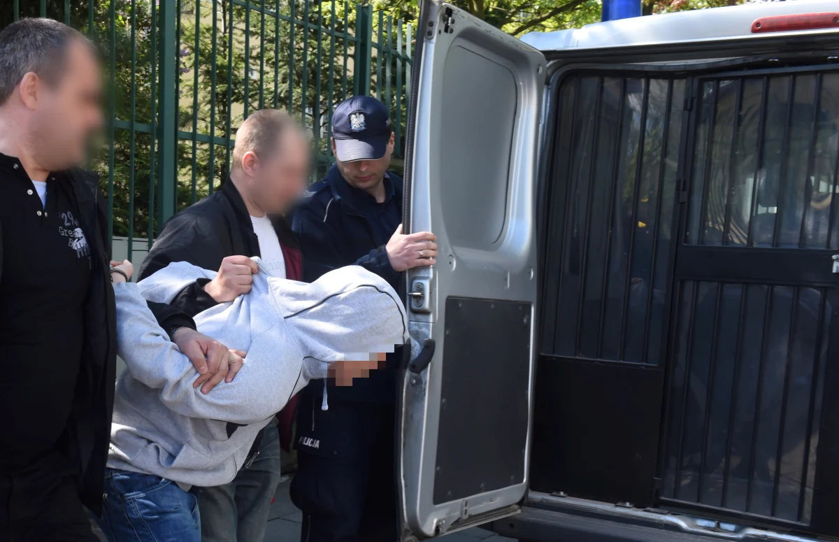 15-latek z Żychlina zasztyletował swoją babcię, a jego 16-letni kolega zaatakował nożem jego siostrę cioteczną. Obaj trafią na trzy miesiące do schroniska dla nieletnich. Taką decyzję podjął sąd w Kutnie. Do tragedii doszło w nocy z piątku na sobotę w jednym z domów w Żychlinie, w którym mieszkała 67-latka ze swoim 15-letnim wnukiem. W domu nocowała także 10-letnia wnuczka kobiety i 16-letni kolega wnuka.