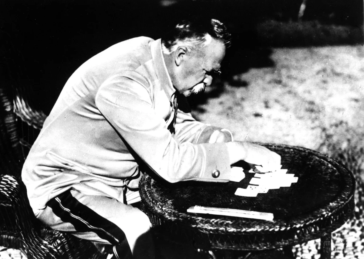 12 maja 1935 roku w Belwederze o godz. 20.45 zmarł marszałek Józef Piłsudski. W czasie pogrzebu na Wawelu prezydent Ignacy Mościcki mówił: "Cieniom królewskim przybył towarzysz wiecznego snu. Skroń jego nie okala korona, a dłoń nie dzierży berła. A królem był serc i władcą doli naszej". 