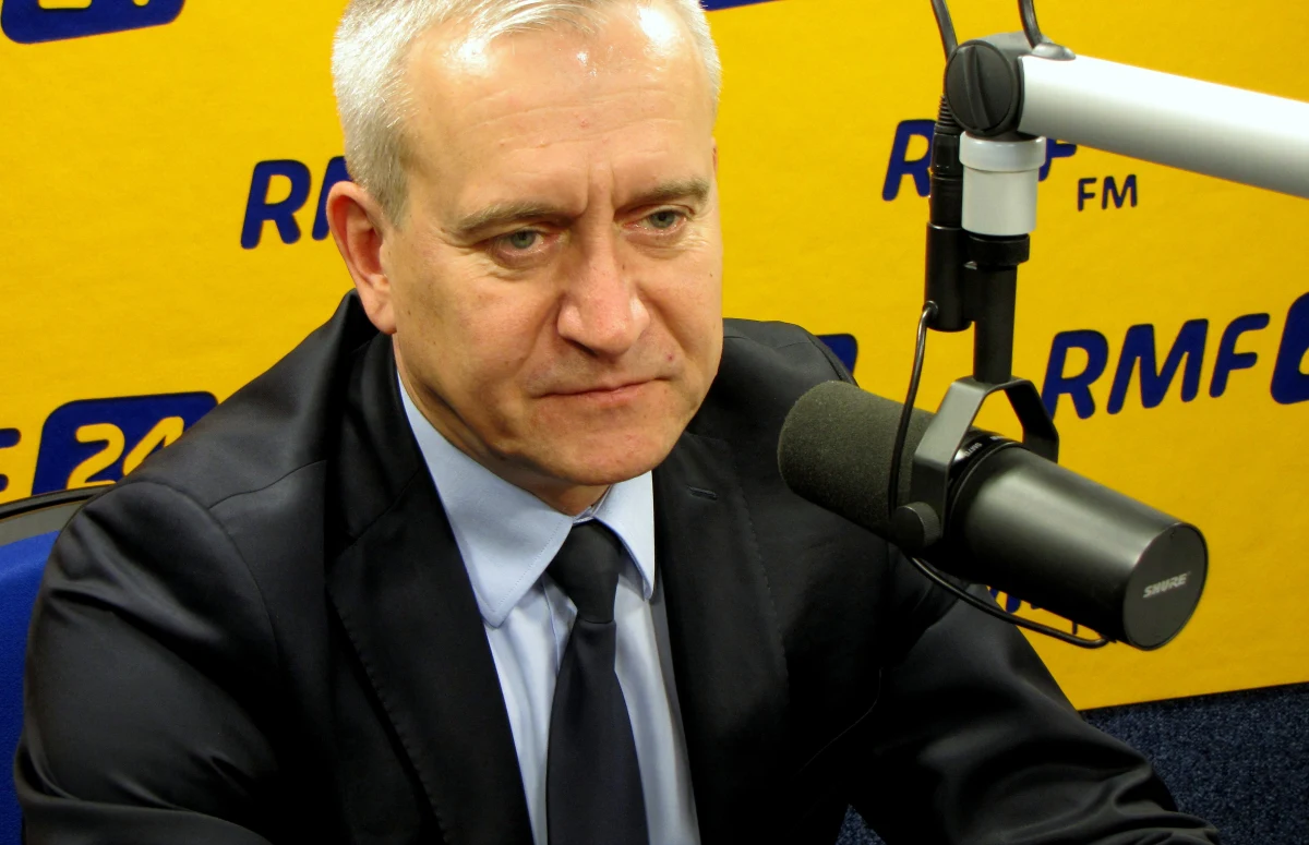 „Prezydent reaguje złością i wściekłością i pobudzeniem wszystkich wokół. Sztabowcom powiedział: ciężka robota przed nami, trzeba to przyjąć dla klatę i walczyć” - mówi w Kontrwywiadzie RMF FM szef sztabu Bronisława Komorowskiego Robert Tyszkiewicz. „Ten wynik jest dla nas trudny, musimy się z nim zmierzyć” - dodaje. „Już koniec tygodnia był sygnałem, kiedy z sondaży zaczęło wynikać, że poparcie dla Kukiza narasta lawinowo, odbywa się to kosztem poparcia dla Bronisław Komorowskiego” - komentuje. Zdaniem Tyszkiewicza w kampanii przede wszystkim zabrakło pokazania, że Komorowski jest politykiem bliskim zwykłym ludziom. Pytany o to, czy po I turze był namawiany do dymisji, odpowiada: „Nie. Wszyscy rozumieją, że w kampanii, który był intensywna, zabrakło paru rzeczy, które musimy nadrobić i to kwestia szybkiego działania a nie jakiegoś rozwalania struktur”. „Nie odczytujemy wyniku wyborów, jako głosu za tym, żeby w Polsce rządził premier Kaczyński a tego możemy się spodziewać, gdyby Duda wygrał” - ocenia gość RMF FM. Prezydent czyta z kartki? „Będziemy przekonywać go, żeby tej kartki było jak najmniej. W II turze musi być codziennie kandydatem a nie prezydentem” – dodaje Robert Tyszkiewicz.